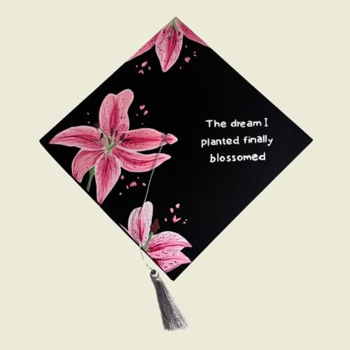 قبعة تخرج (Lilies )