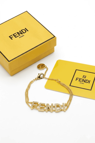 سوار فندي ذهبي مرصع بالكريستال بشعار Fendi الفاخر