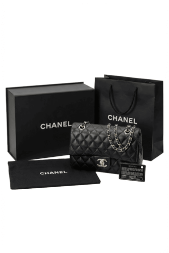 حقيبة شانيل كلاسيك جلد مبطن أسود بشعار ذهبي - Chan...