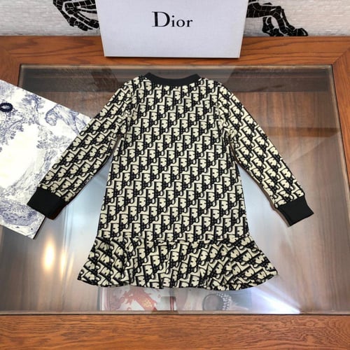 فستان ديور مزين ببروش كلمة ديور