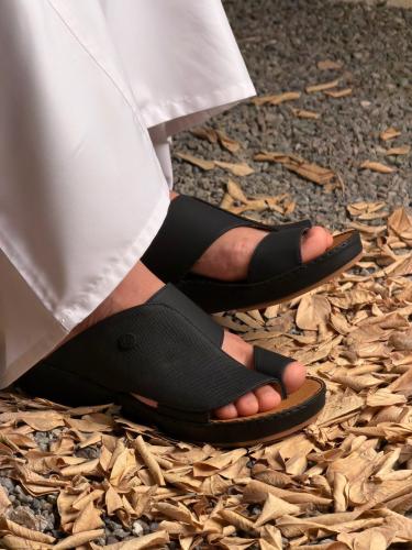 ماركة كاليفار(شبشب جلد طبيعي؛