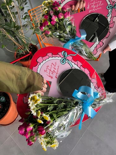 باقة ورد بتصميم احمر ( توصيل لمدينه الرياض فقط )