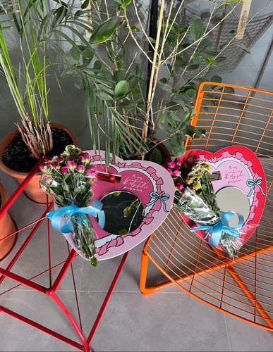 باقة ورد بتصميم احمر ( توصيل لمدينه الرياض فقط )