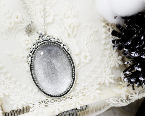 قلادة فضية بيضاوية