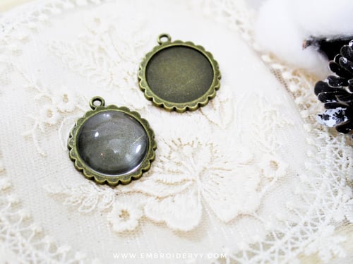 قلائد دائرية برونزي