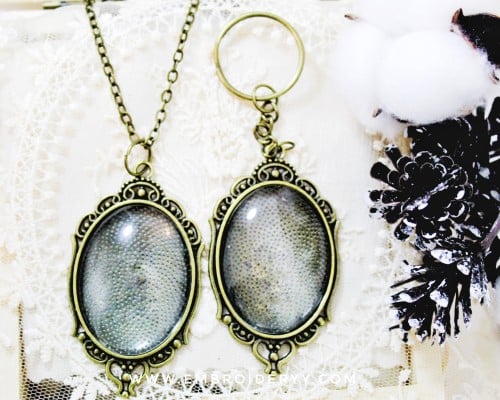 قلائد بيضاوية برونزي