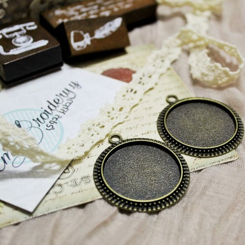 قلادة دائرية برونزي