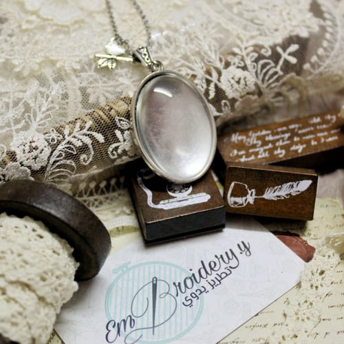 قلادة فضية بيضاوية