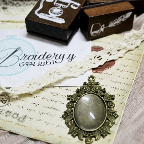 قلائد بيضاوية برونزي