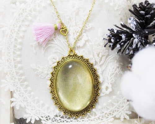 قلادة ذهبية بيضاوية