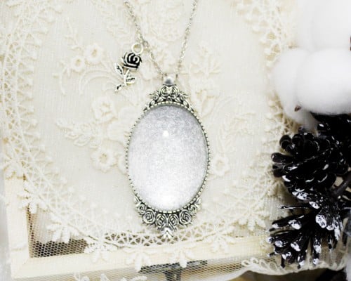 قلادة فضية بيضاوية