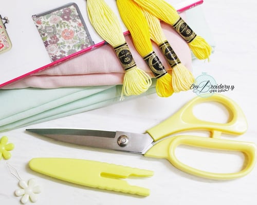 مقص قماش ملون