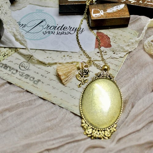 قلادة ذهبية بيضاوية