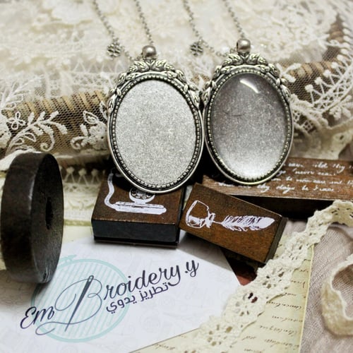 قلادة فضية بيضاوية