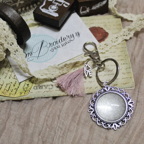 ميدالية بزجاجتين لون فضي