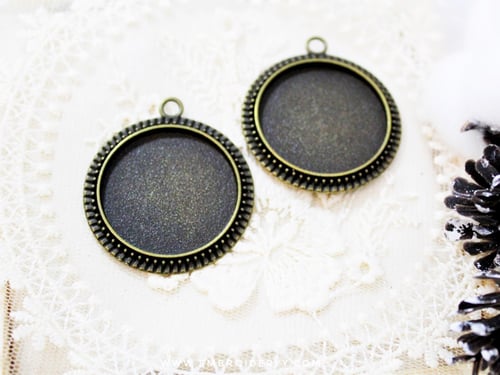 قلادة دائرية برونزي