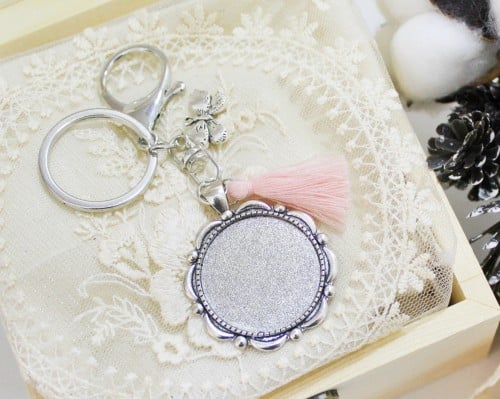 ميدالية دائرية لون فضي