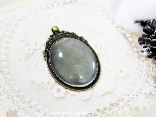 قلائد بيضاوية برونزي