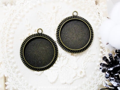 قلادة دائرية برونزي