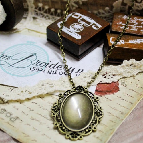 قلائد بيضاوية برونزي