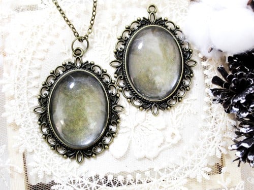 قلائد بيضاوية برونزي