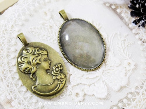 قلادة فتاة فيكتوري برونزي