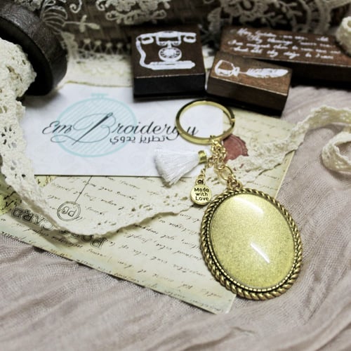 قلادة ذهبية بيضاوية