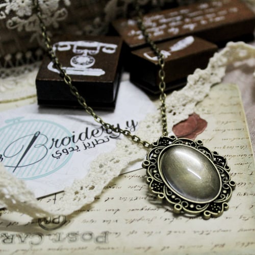 قلائد بيضاوية برونزي