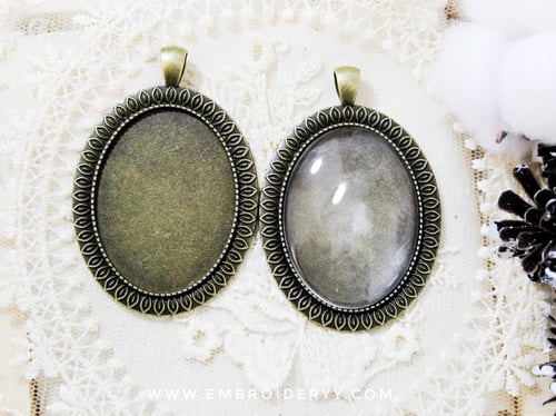 قلائد بيضاوية برونزي