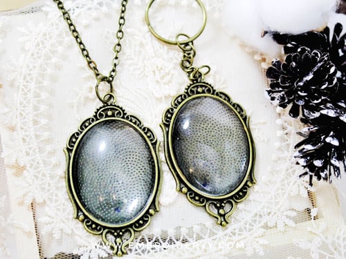 قلائد بيضاوية برونزي