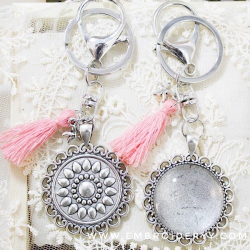 ميدالية بنقش بالخلف لون فضي