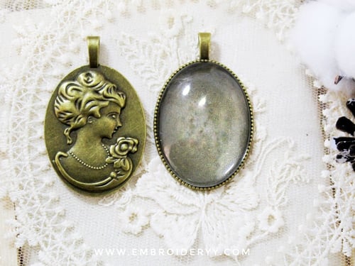 قلادة فتاة فيكتوري برونزي