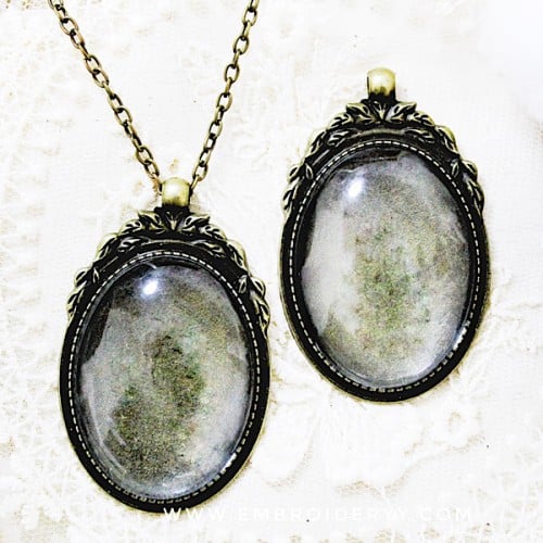 قلائد بيضاوية برونزي