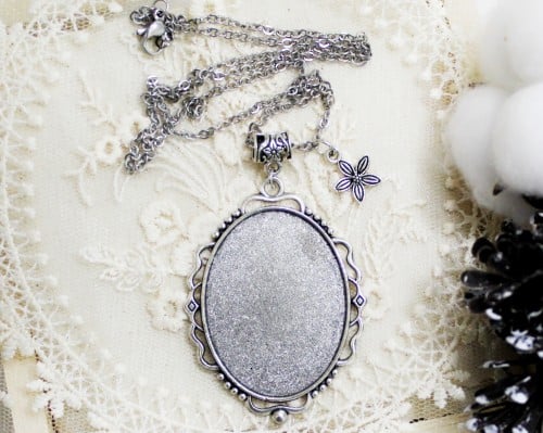 قلادة فضية بيضاوية