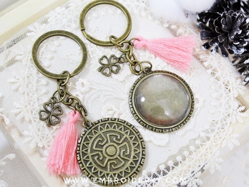 ميدالية بنقش بالخلف لون برونزي