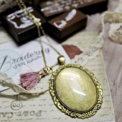 قلادة ذهبية بيضاوية