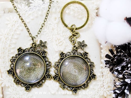 قلائد دائرية برونزي