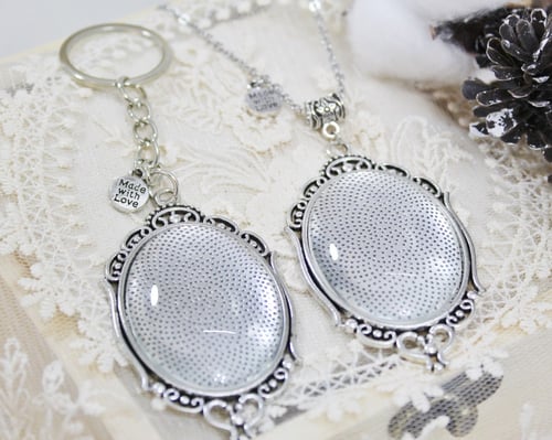 قلادة فضية بيضاوية