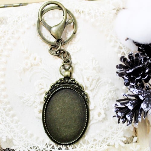 ميدالية بيضاوية برونزي