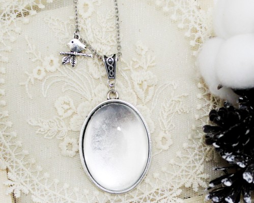 قلادة فضية بيضاوية