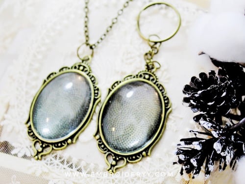 قلائد بيضاوية برونزي