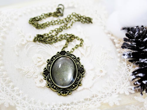 قلائد بيضاوية برونزي