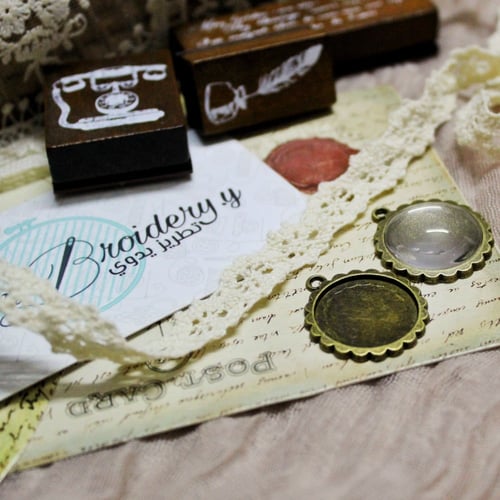 قلائد دائرية برونزي