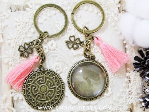 ميدالية بنقش بالخلف لون برونزي