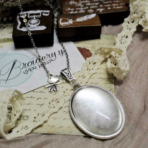 قلادة فضية بيضاوية