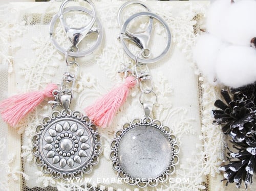 ميدالية بنقش بالخلف لون فضي