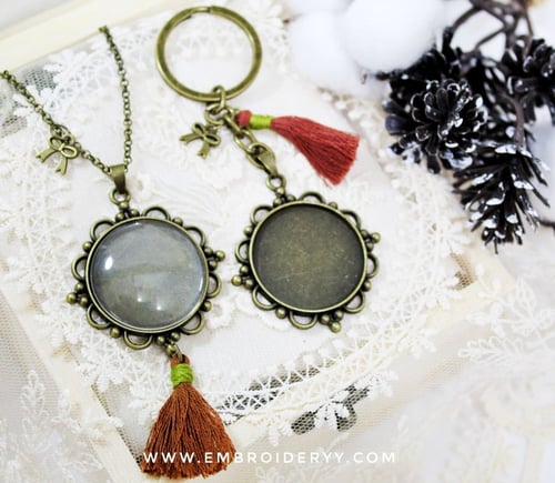 قلائد دائرية برونزي