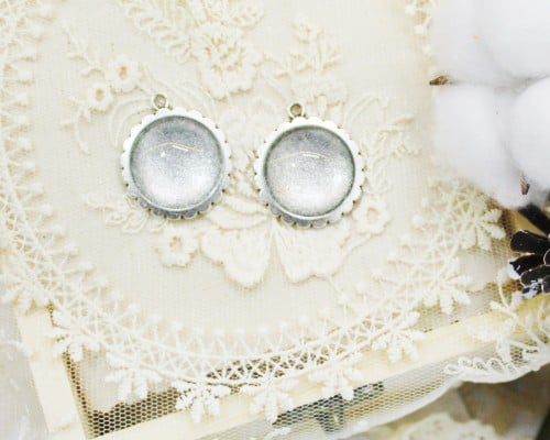 قلائد دائرية لون فضي