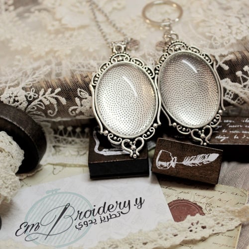 قلادة فضية بيضاوية