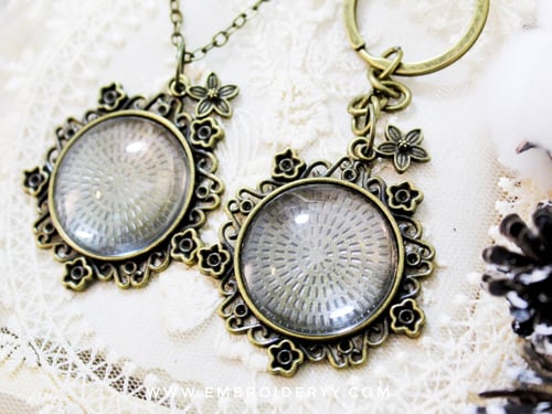 قلائد دائرية برونزي